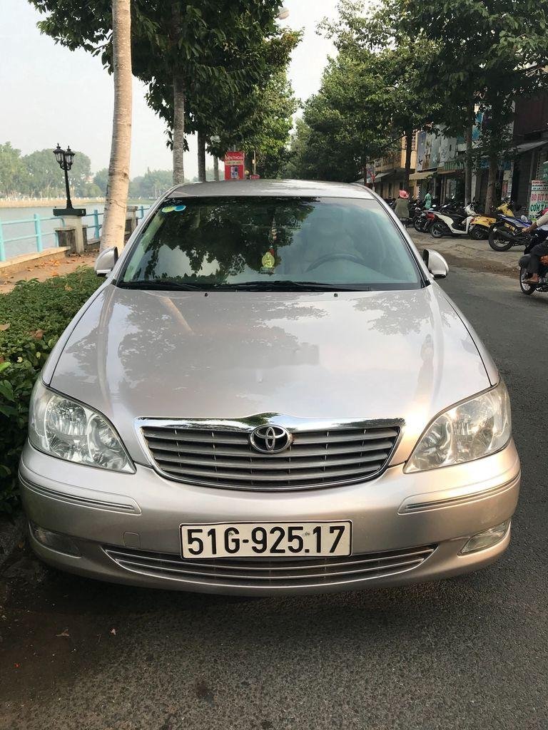 Toyota Camry 2002 - Cần bán gấp Toyota Camry đời 2002, màu vàng giá cạnh tranh