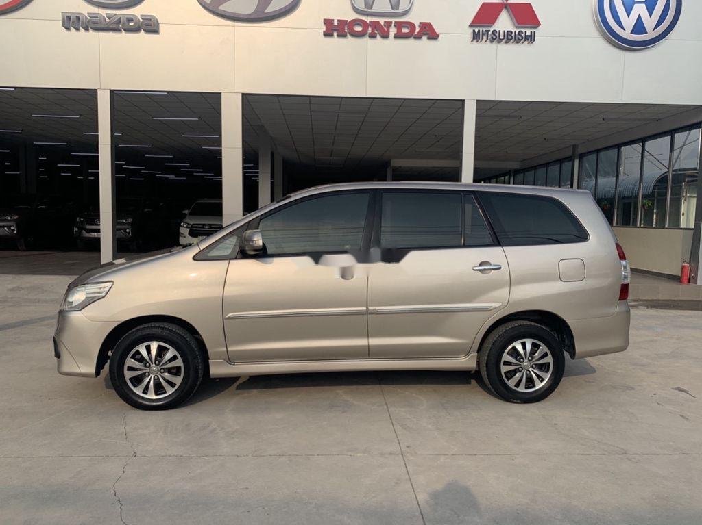 Toyota Innova 2016 - Cần bán Toyota Innova sản xuất năm 2016, màu vàng, 560tr