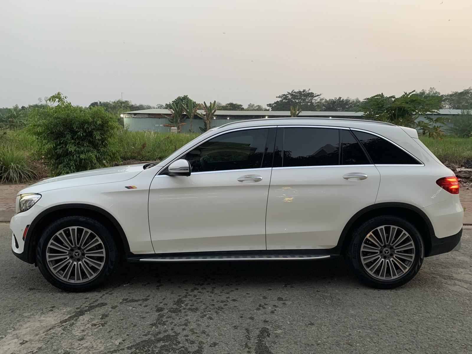 Mercedes-Benz GLC-Class 2019 - Bán nhanh giá thấp chiếc Mercedes-Benz GLC 250, sản xuất 2019, màu trắng, giao nhanh