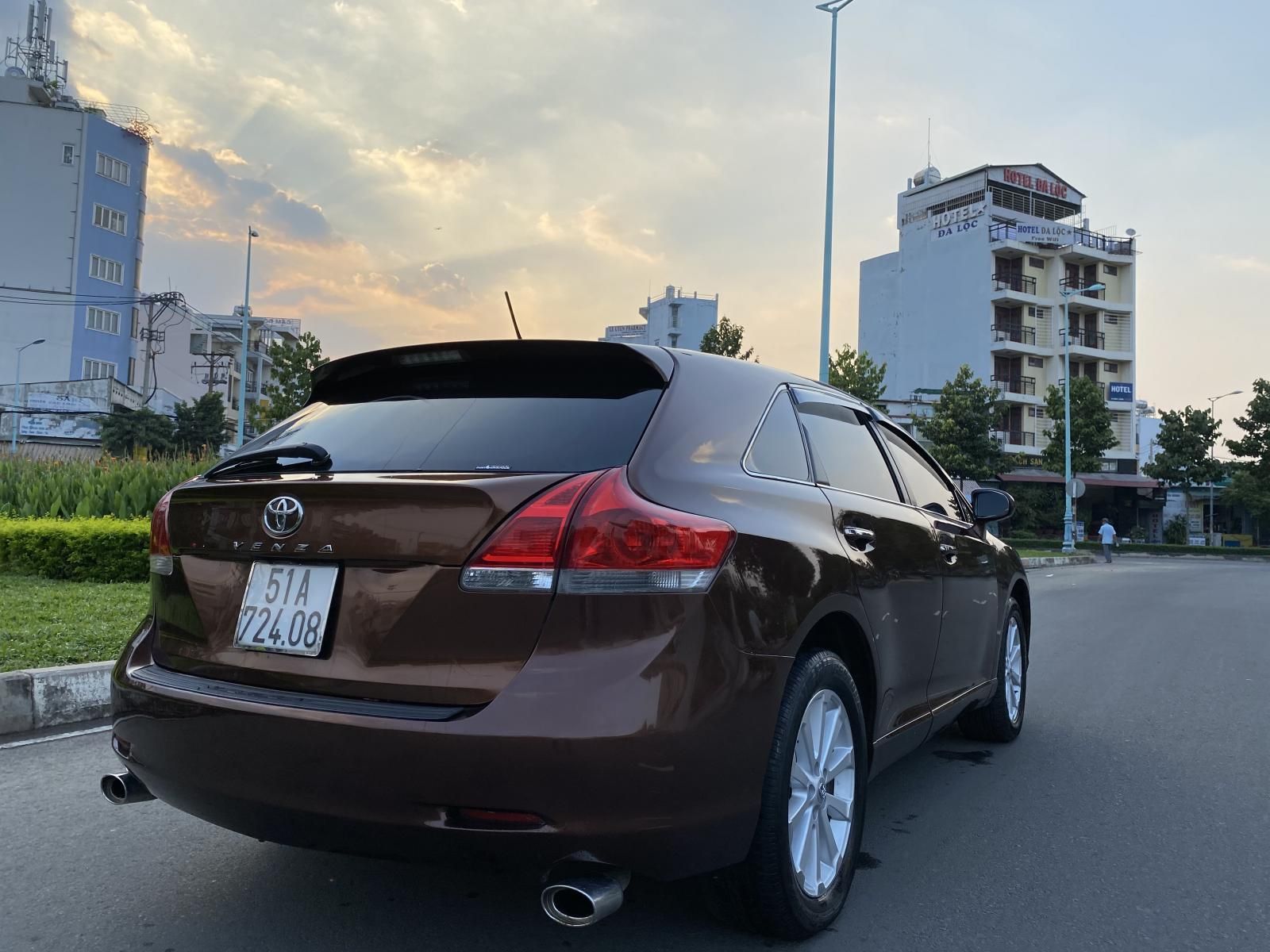 Toyota Venza 2.7   2010 - Cần bán Toyota Venza 2.7 năm 2010, màu nâu, nhập khẩu