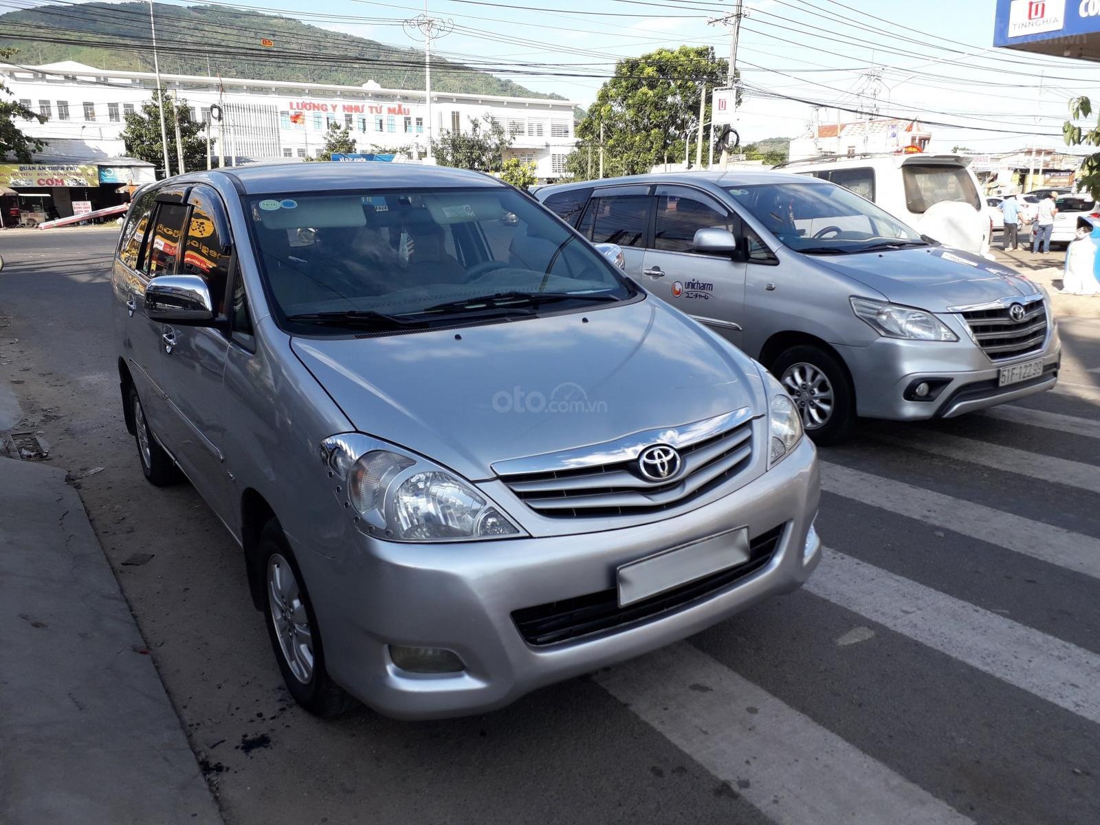 Toyota Innova 2010 - Gia đình cần bán chiếc Toyota Innova 8 chỗ năm 2010, màu bạc