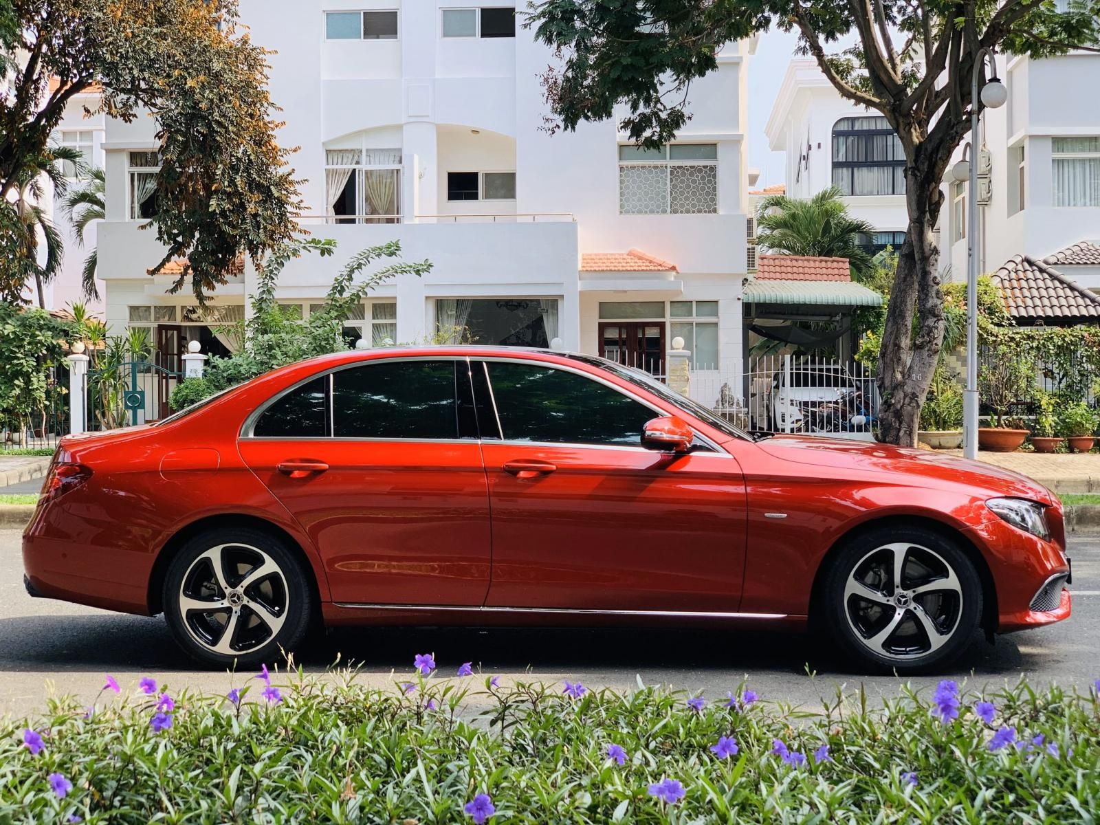 Mercedes-Benz E class E200 Sport 2020 - Bán xe Mercedes E200 Sport sản xuất 2020, màu đỏ, xe siêu lướt