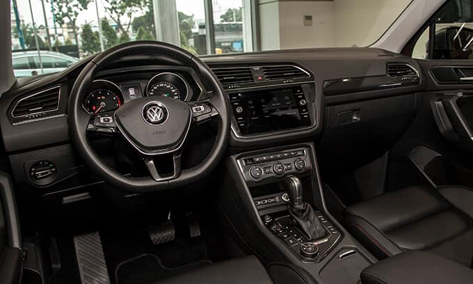 Volkswagen Tiguan Allspace 2018 - Bán ô tô Volkswagen tiguan topline  đời 2019, giá 1799tr nhiều tặng 100% phí trước bạ