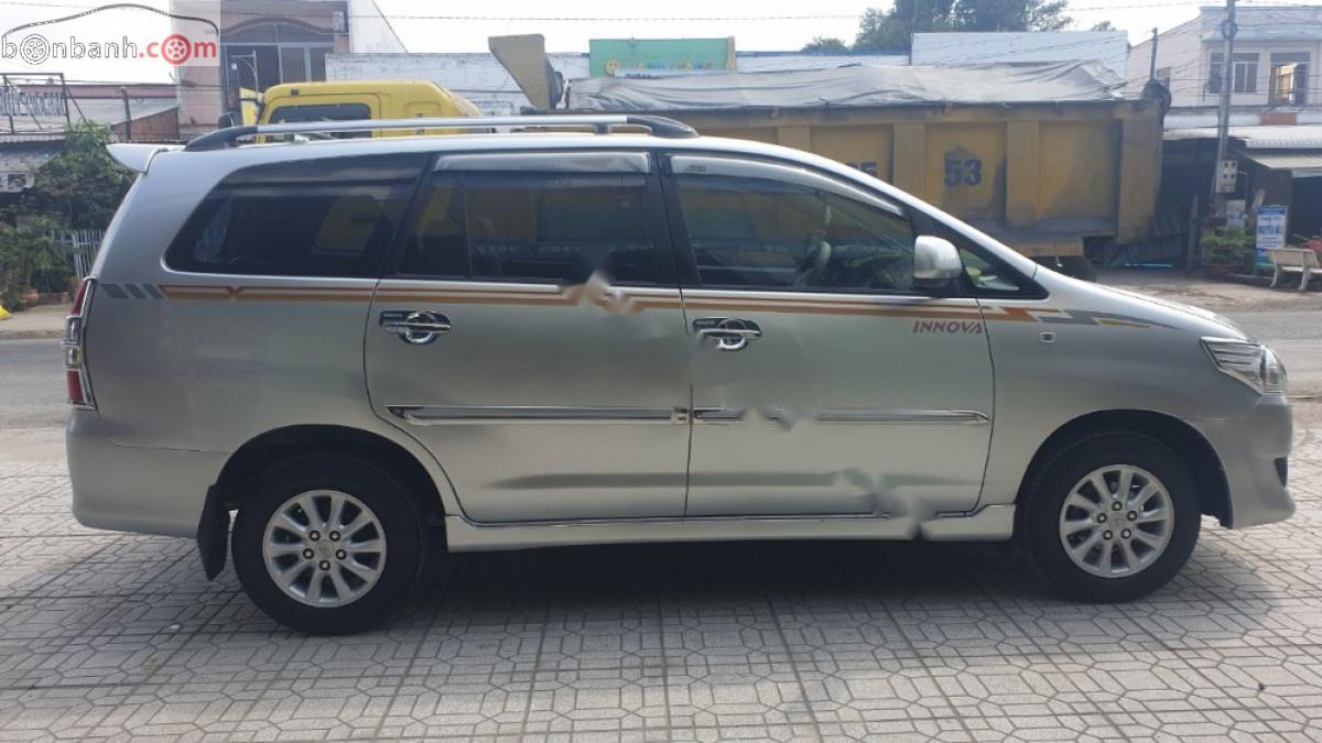 Toyota Innova 2.0E 2013 - Bán Toyota Innova 2.0E đời 2013, màu bạc, giá 398tr