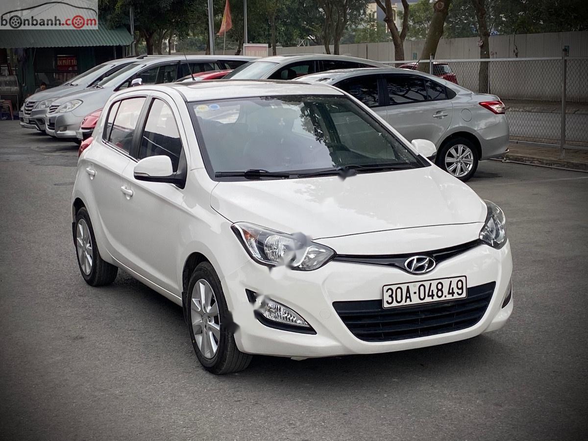 Hyundai i20 1.4 AT 2013 - Bán Hyundai i20 1.4 AT sản xuất năm 2013, màu trắng, xe nhập