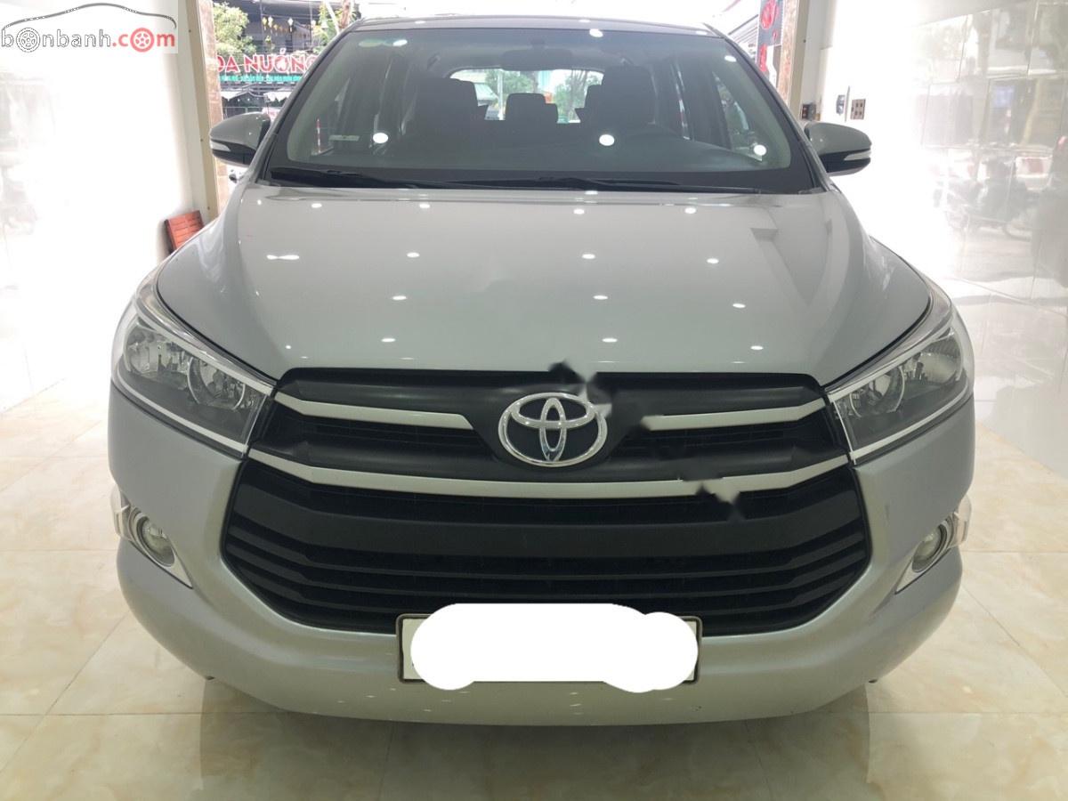 Toyota Innova 2017 - Bán Toyota Innova đời 2017, màu bạc, số sàn, 595tr