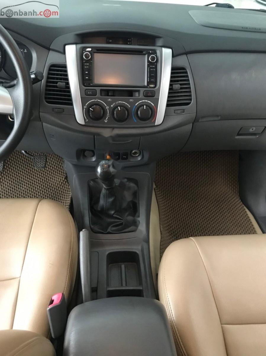 Toyota Innova   2013 - Bán Toyota Innova 2.0E 2013, màu bạc, số sàn 