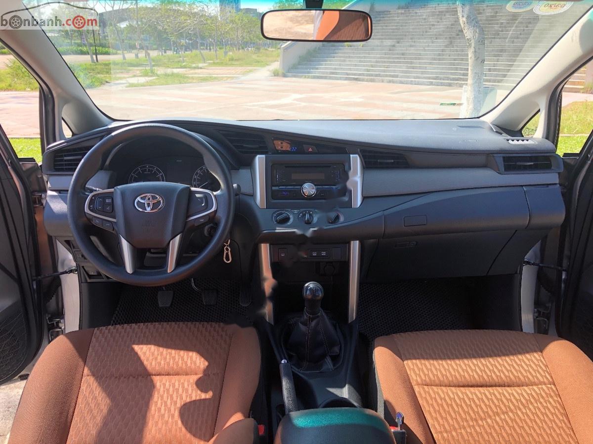 Toyota Innova 2017 - Bán Toyota Innova đời 2017, màu bạc, số sàn, 595tr