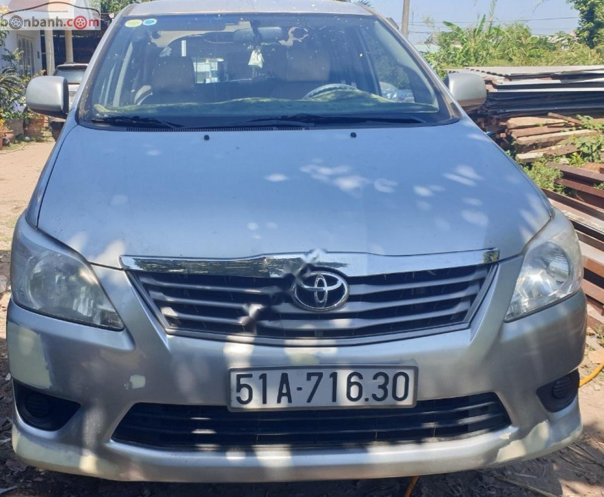 Toyota Innova 2013 - Cần bán gấp Toyota Innova 2.0EMT năm sản xuất 2013, màu bạc xe gia đình