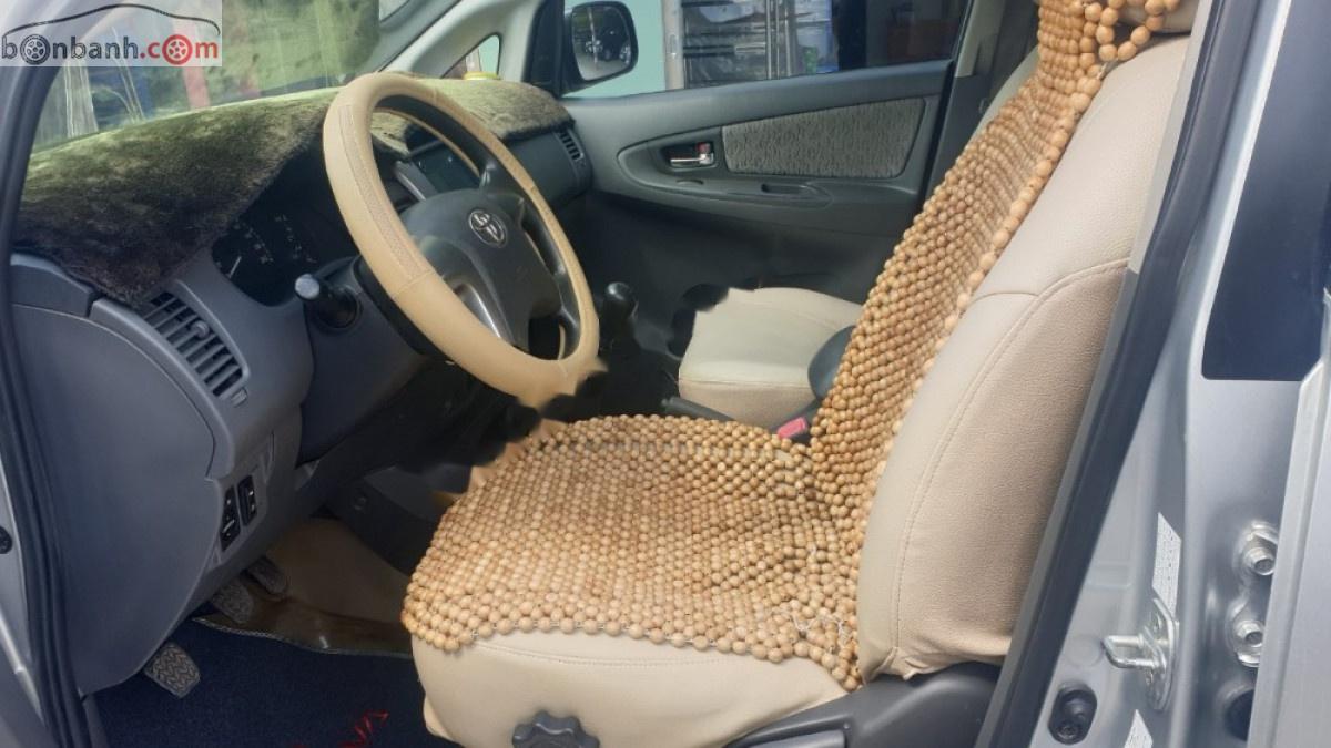 Toyota Innova 2.0E 2013 - Bán Toyota Innova 2.0E đời 2013, màu bạc, giá 398tr