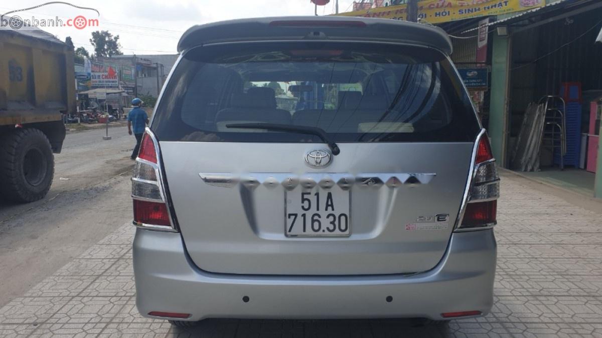 Toyota Innova 2.0E 2013 - Bán Toyota Innova 2.0E đời 2013, màu bạc, giá 398tr