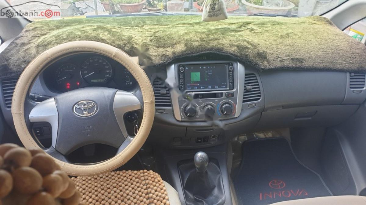 Toyota Innova 2.0E 2013 - Bán Toyota Innova 2.0E đời 2013, màu bạc, giá 398tr