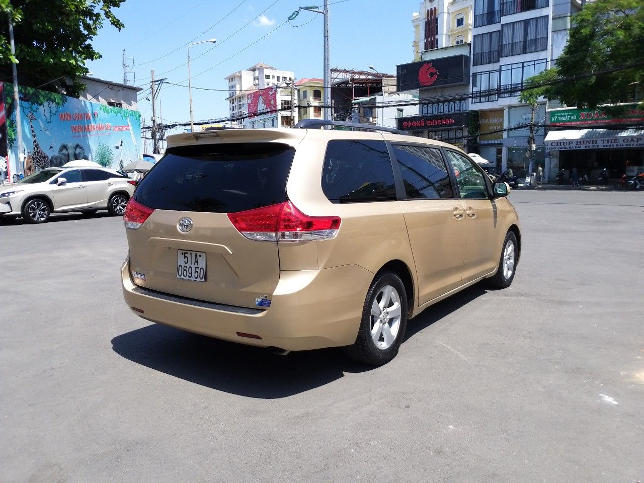 Toyota Sienna 3.5LE 2011 - Bán Toyota Sienna 3.5LE năm 2011, màu vàng cát, nhập khẩu