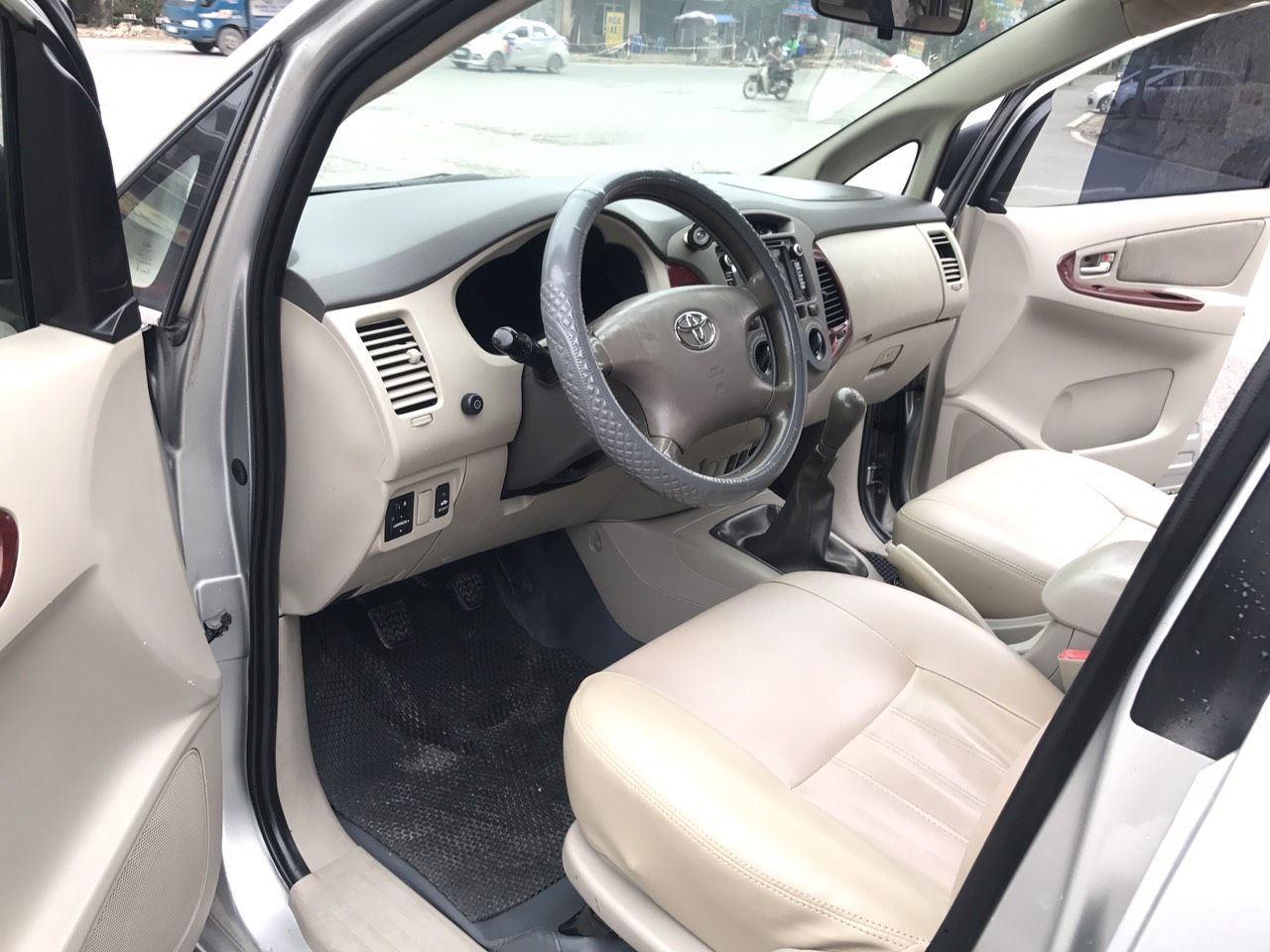 Toyota Innova 2011 - Salon Auto Đào Hằng cần bán nhanh Toyota Innova đời 2011, màu bạc