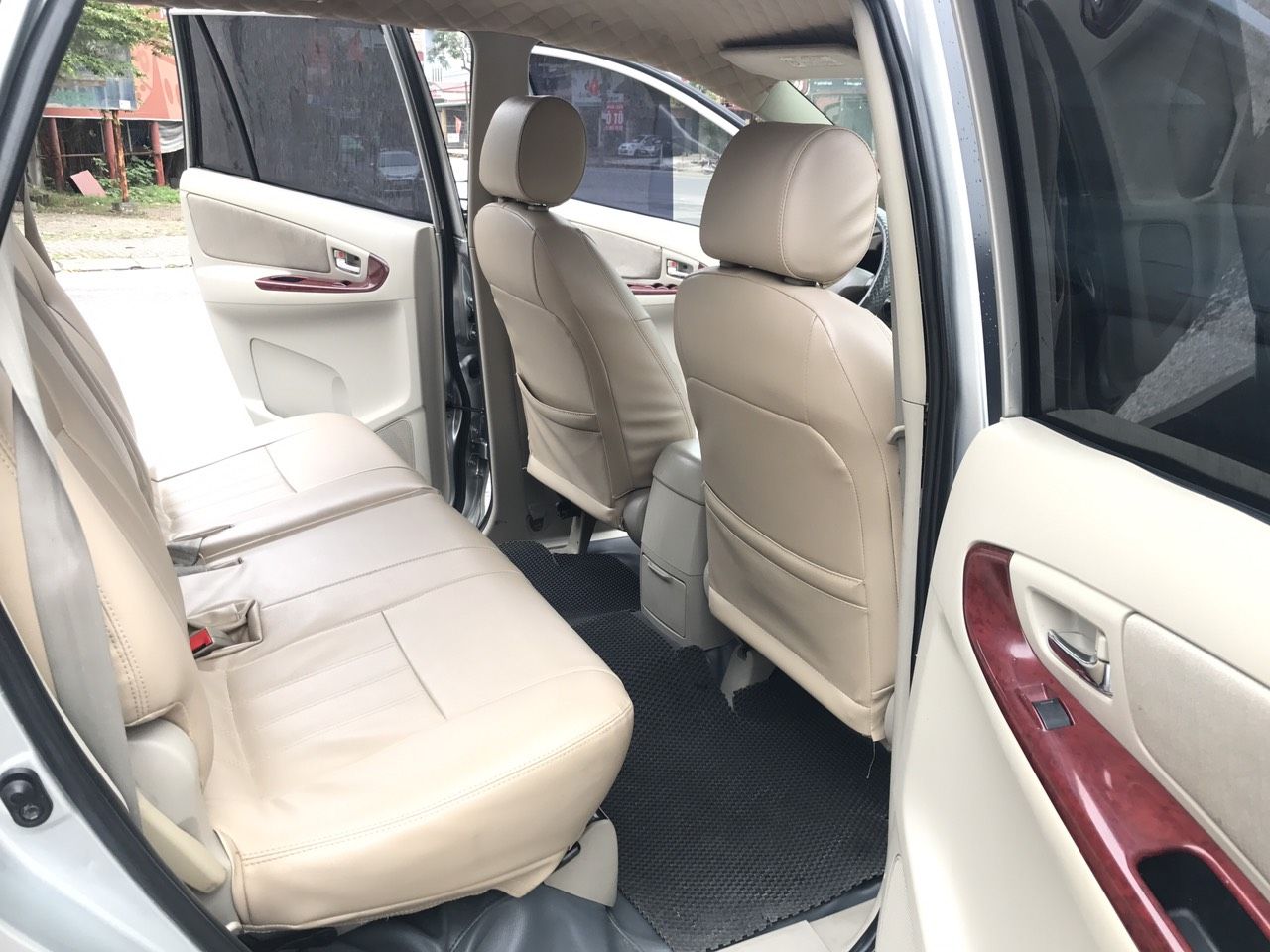 Toyota Innova 2011 - Salon Auto Đào Hằng cần bán nhanh Toyota Innova đời 2011, màu bạc