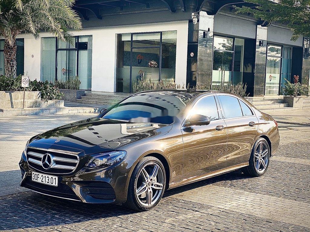 Mercedes-Benz E class 2017 - Bán xe Mercedes E300 AMG sản xuất 2017 ít sử dụng