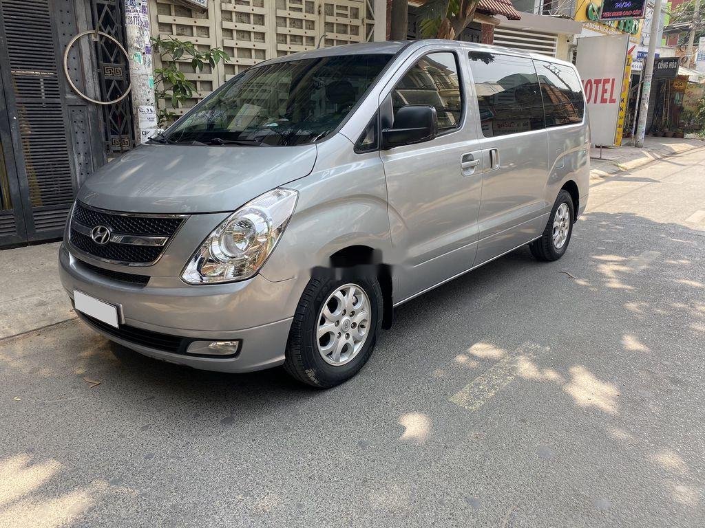 Hyundai Starex 2016 - Bán Hyundai Starex sản xuất 2016, màu bạc số sàn, giá 665tr