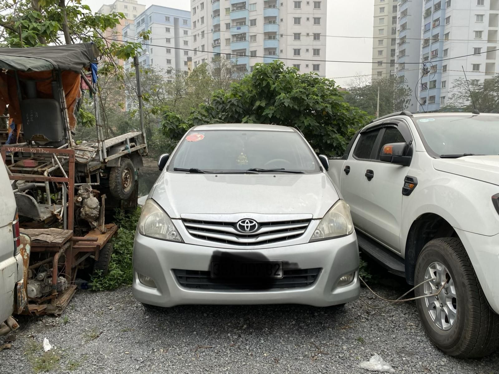 Toyota Innova 2011 - Ngân hàng thanh lý chiếc xe Toyota Innova đời 2011, màu bạc