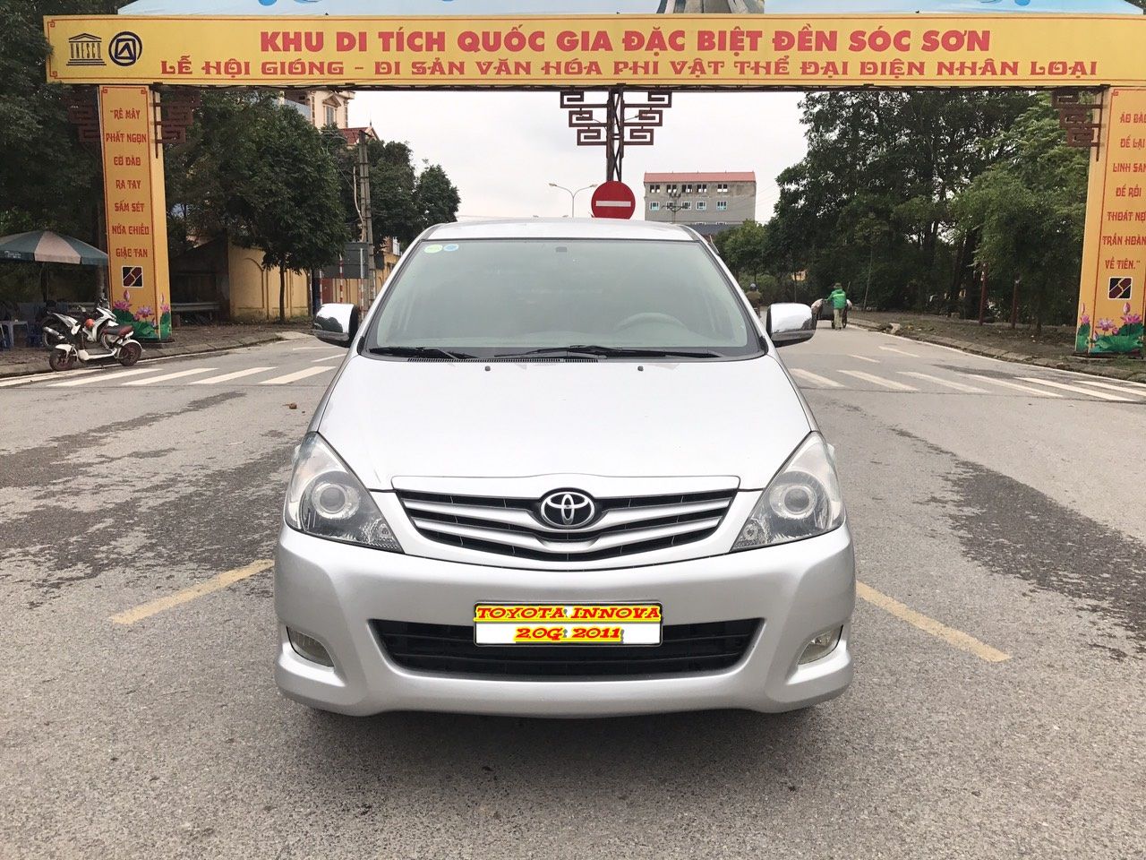 Toyota Innova 2011 - Salon Auto Đào Hằng cần bán nhanh Toyota Innova đời 2011, màu bạc