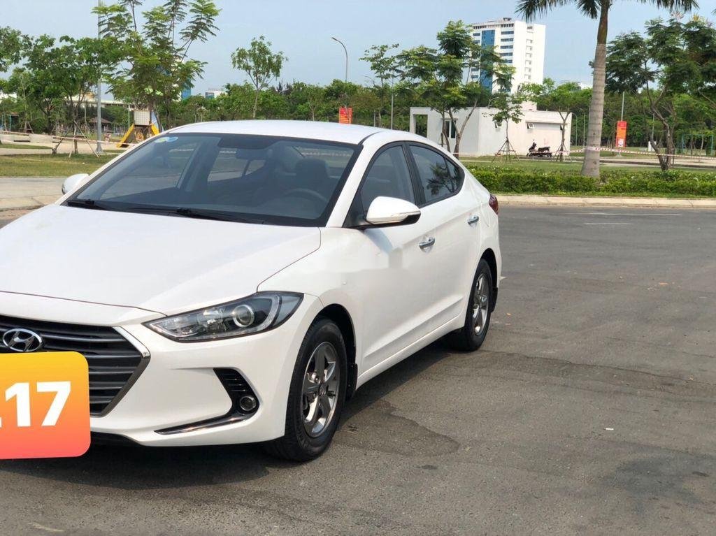 Hyundai Elantra   2017 - Cần bán gấp Hyundai Elantra năm 2017, số sàn