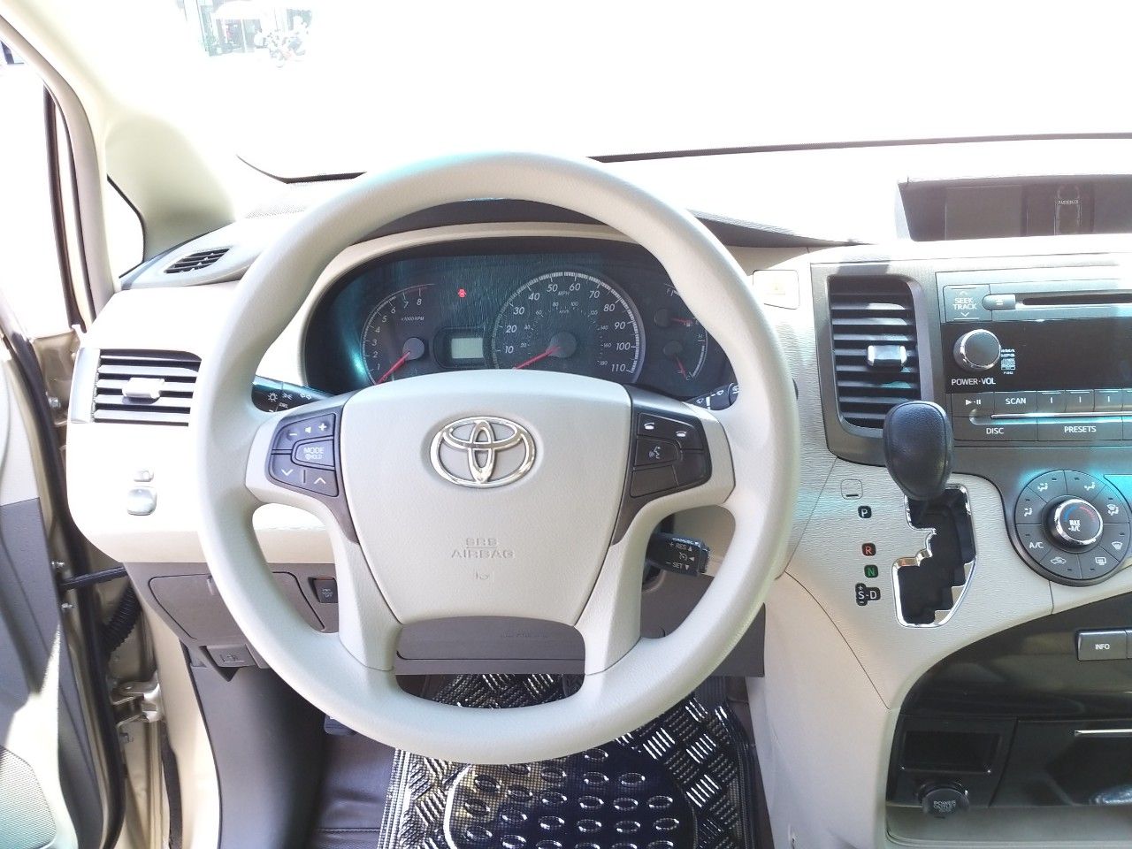 Toyota Sienna 3.5LE 2011 - Bán Toyota Sienna 3.5LE năm 2011, màu vàng cát, nhập khẩu