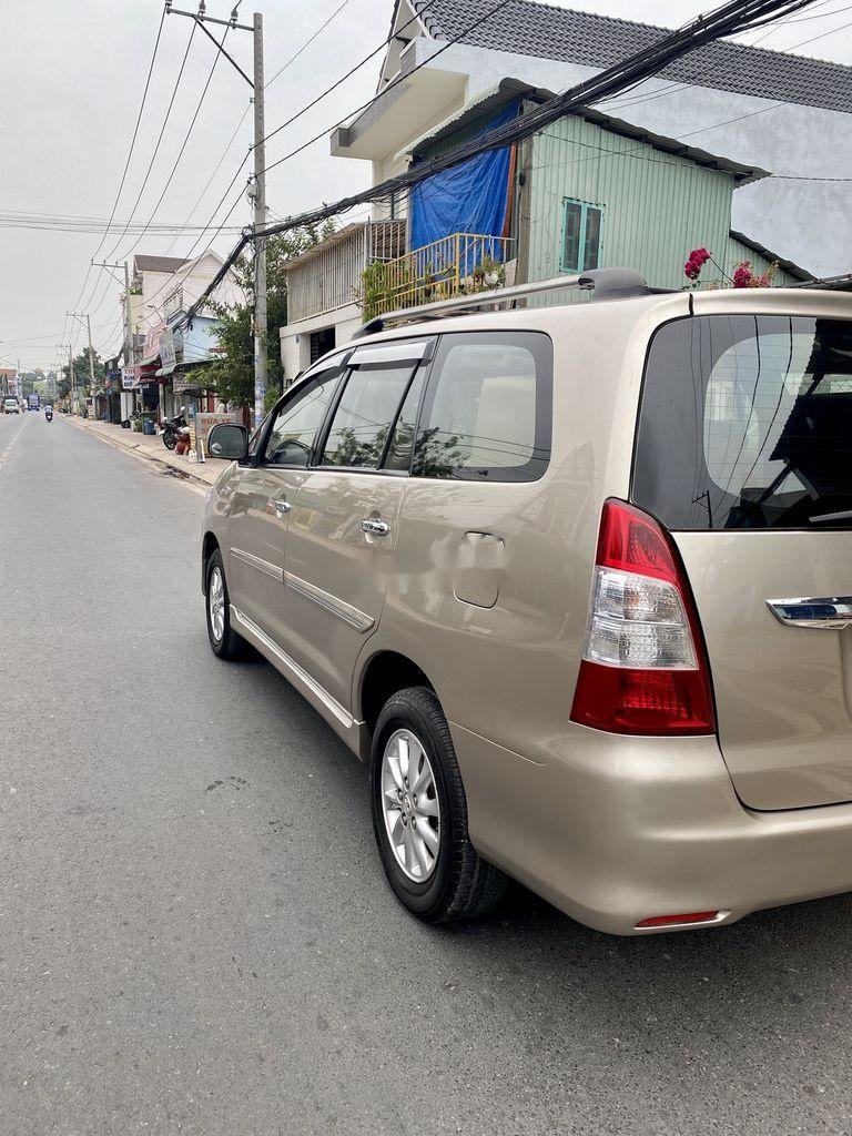 Toyota Innova 2012 - Cần bán gấp Toyota Innova năm 2012, màu vàng cát xe gia đình