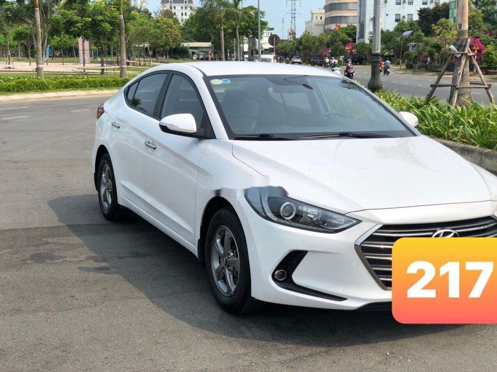 Hyundai Elantra   2017 - Cần bán gấp Hyundai Elantra năm 2017, số sàn