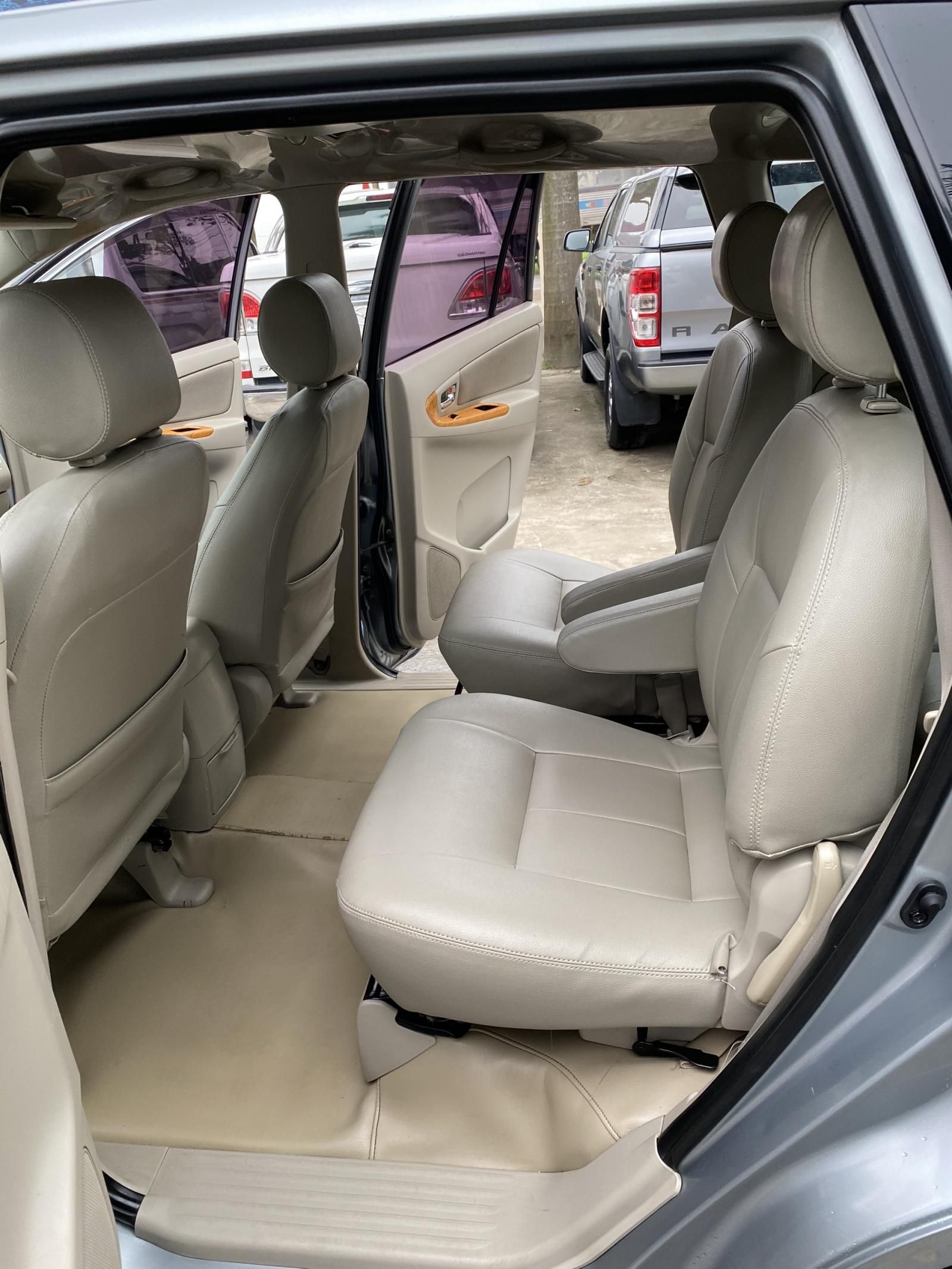 Toyota Innova 2012 - Bán ô tô Toyota Innova sản xuất 2012, màu bạc, gia hấp dẫn