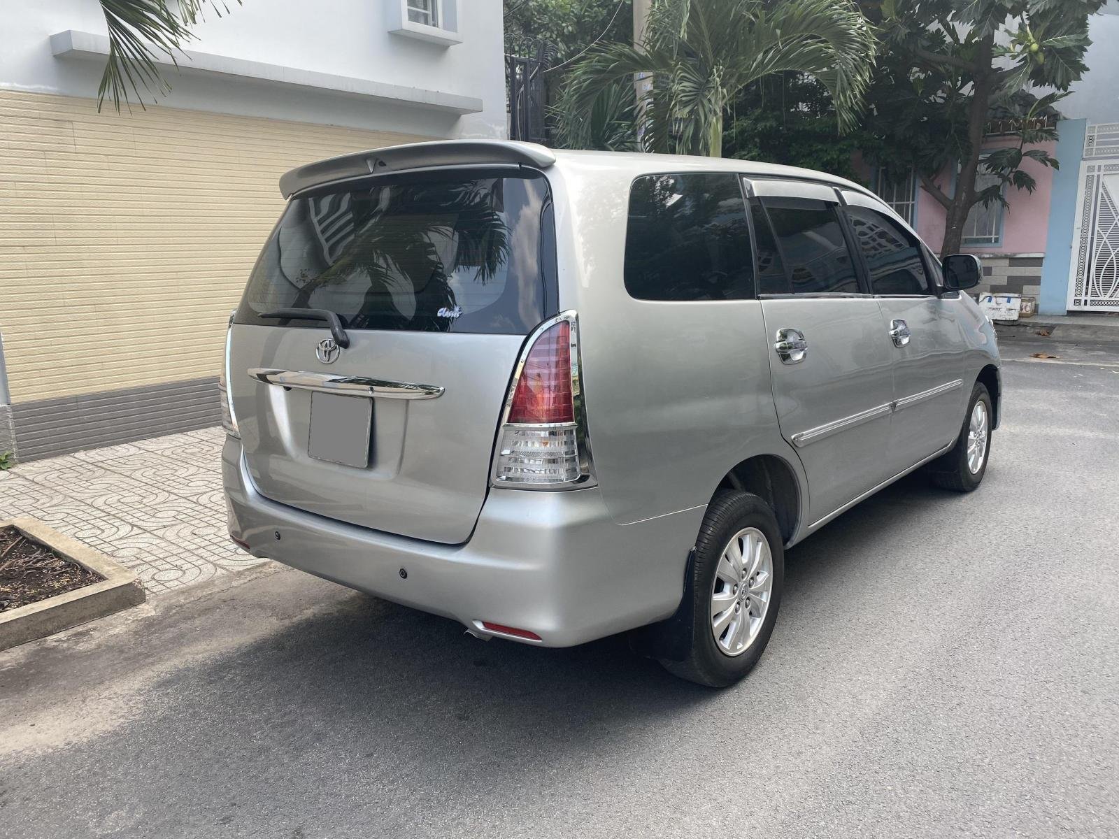 Toyota Innova   2012 - Bán Toyota Innova năm sản xuất 2012, màu bạc số sàn