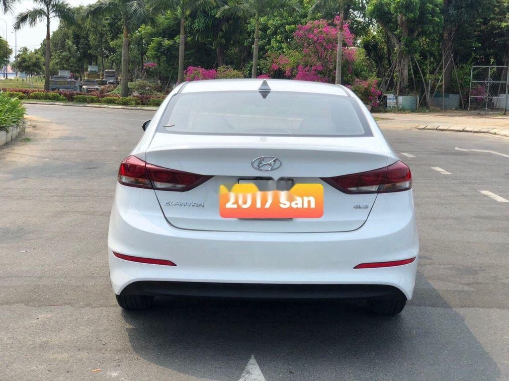 Hyundai Elantra   2017 - Cần bán gấp Hyundai Elantra năm 2017, số sàn