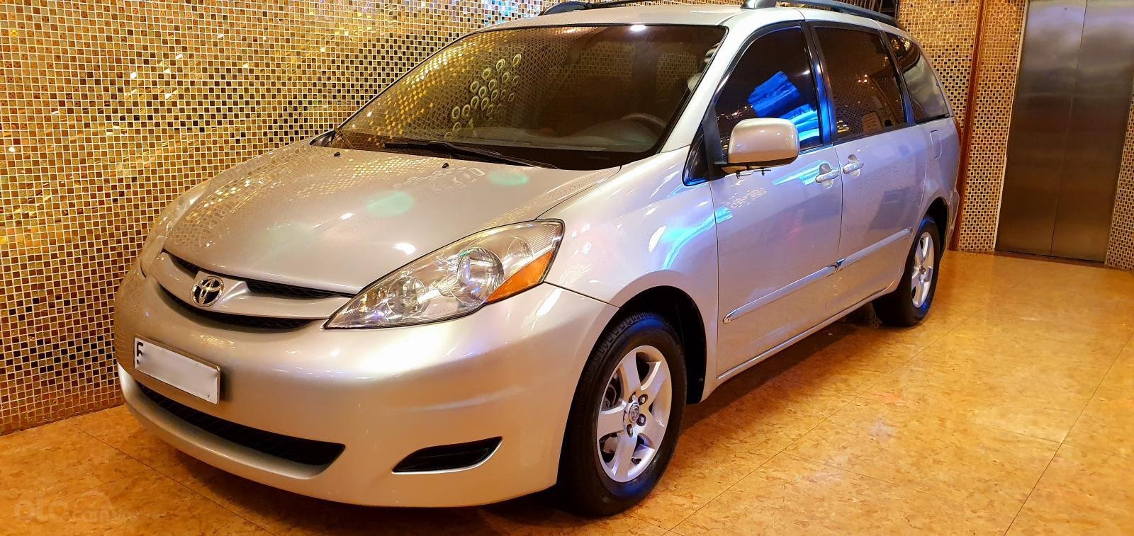 Toyota Sienna LE 2008 - Cần bán xe Toyota Sienna LE sản xuất năm 2008, màu vàng cát, số tự động