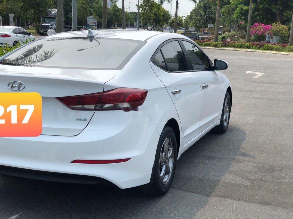 Hyundai Elantra   2017 - Cần bán gấp Hyundai Elantra năm 2017, số sàn