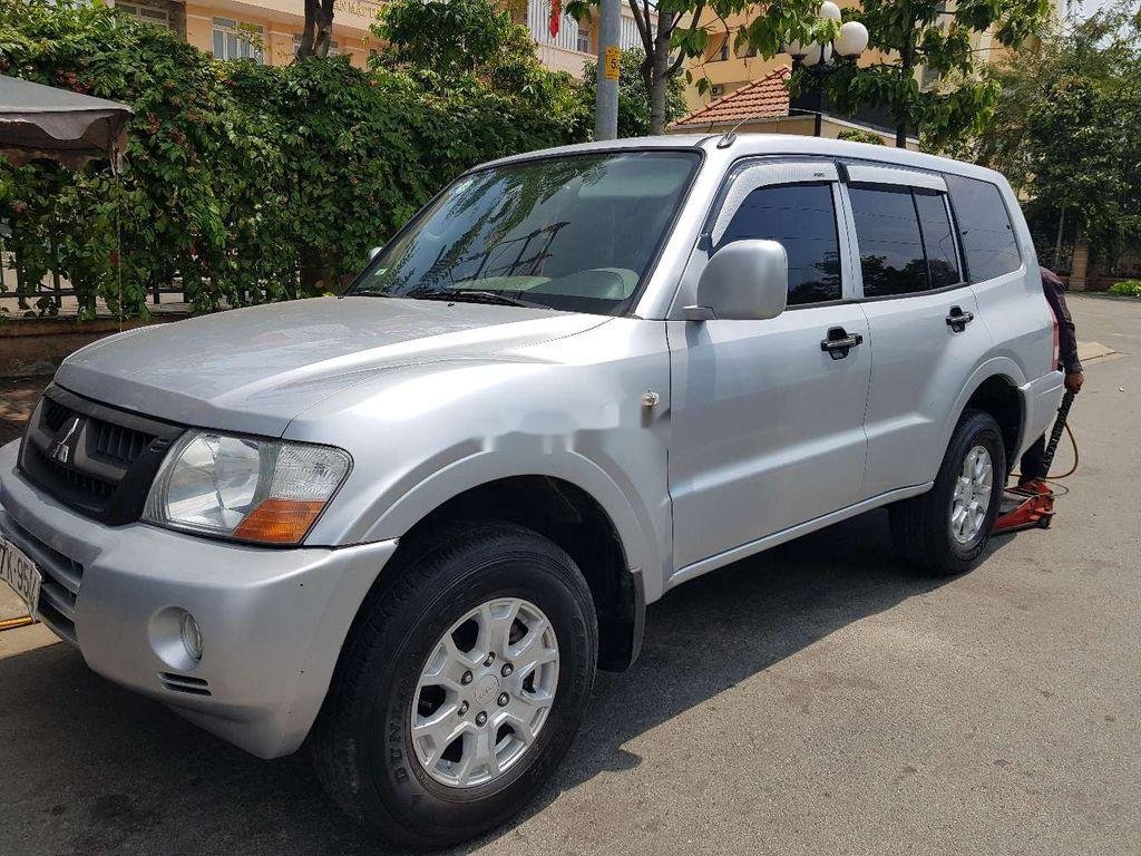 Mitsubishi Pajero     2006 - Bán Mitsubishi Pajero đời 2006, màu bạc, nhập khẩu nguyên chiếc số sàn, giá tốt