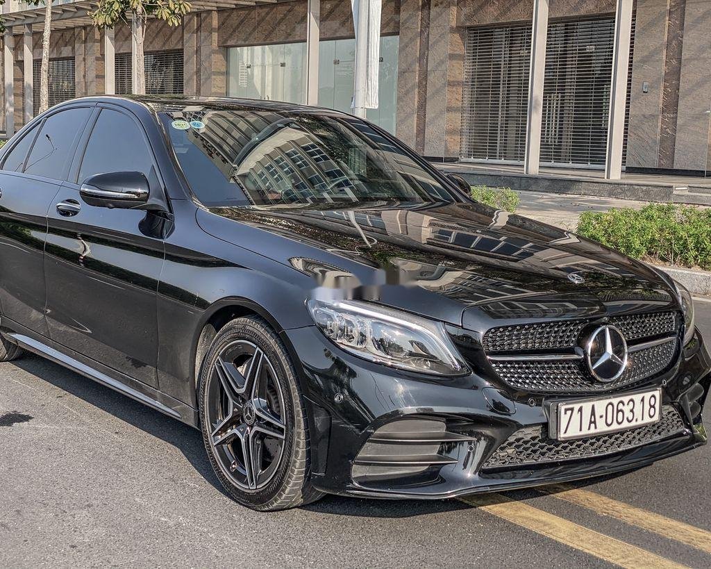 Mercedes-Benz C class 2019 - Cần bán lại xe Mercedes C class sản xuất 2019, màu đen