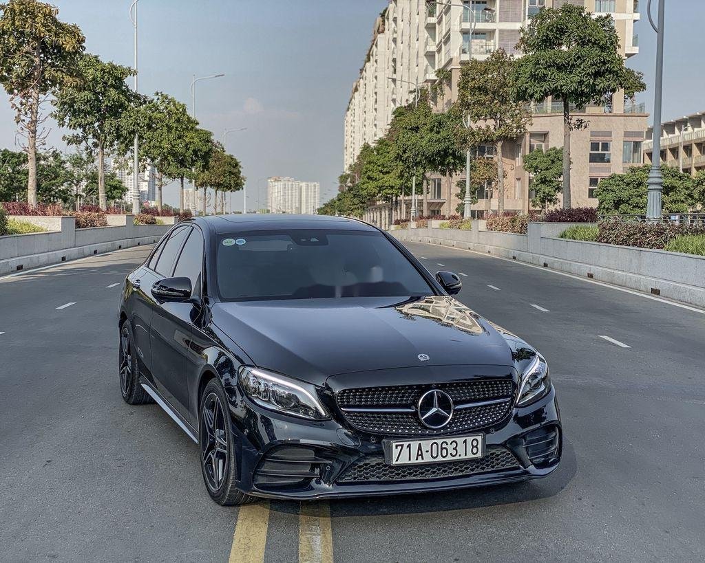 Mercedes-Benz C class 2019 - Cần bán lại xe Mercedes C class sản xuất 2019, màu đen
