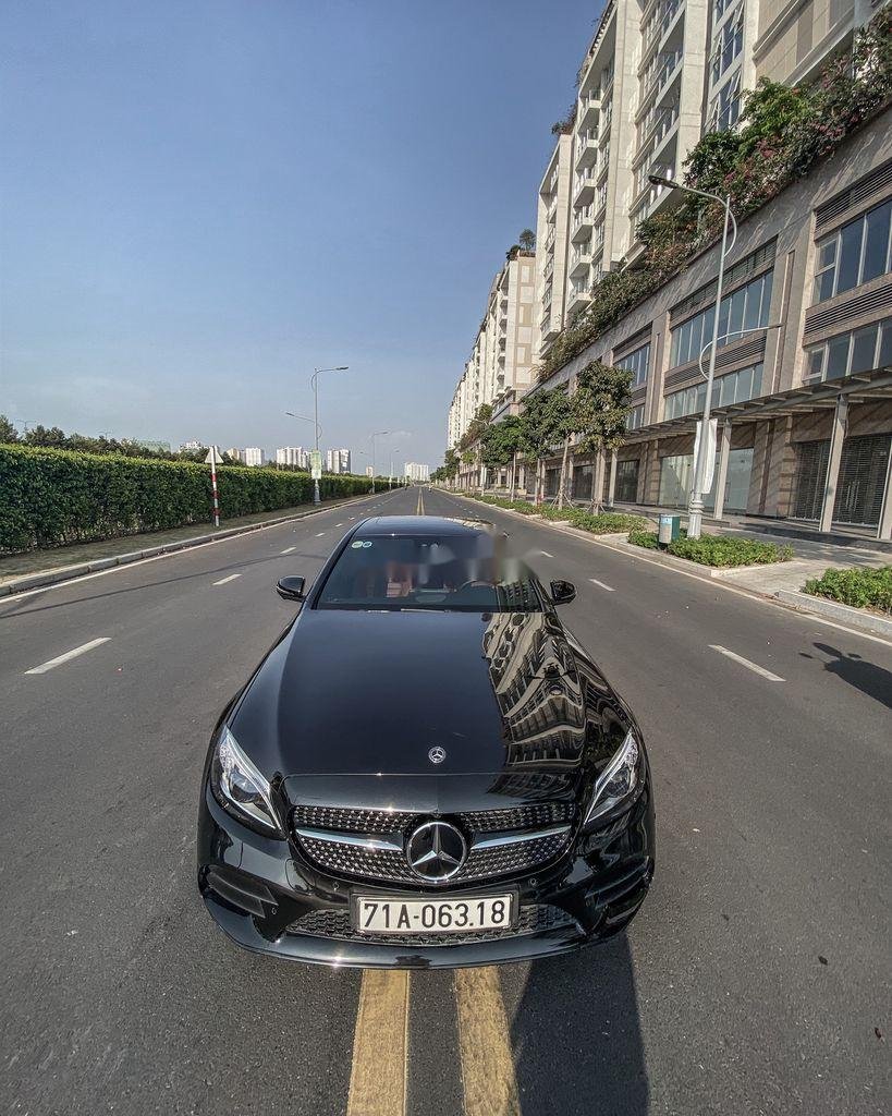 Mercedes-Benz C class 2019 - Cần bán lại xe Mercedes C class sản xuất 2019, màu đen