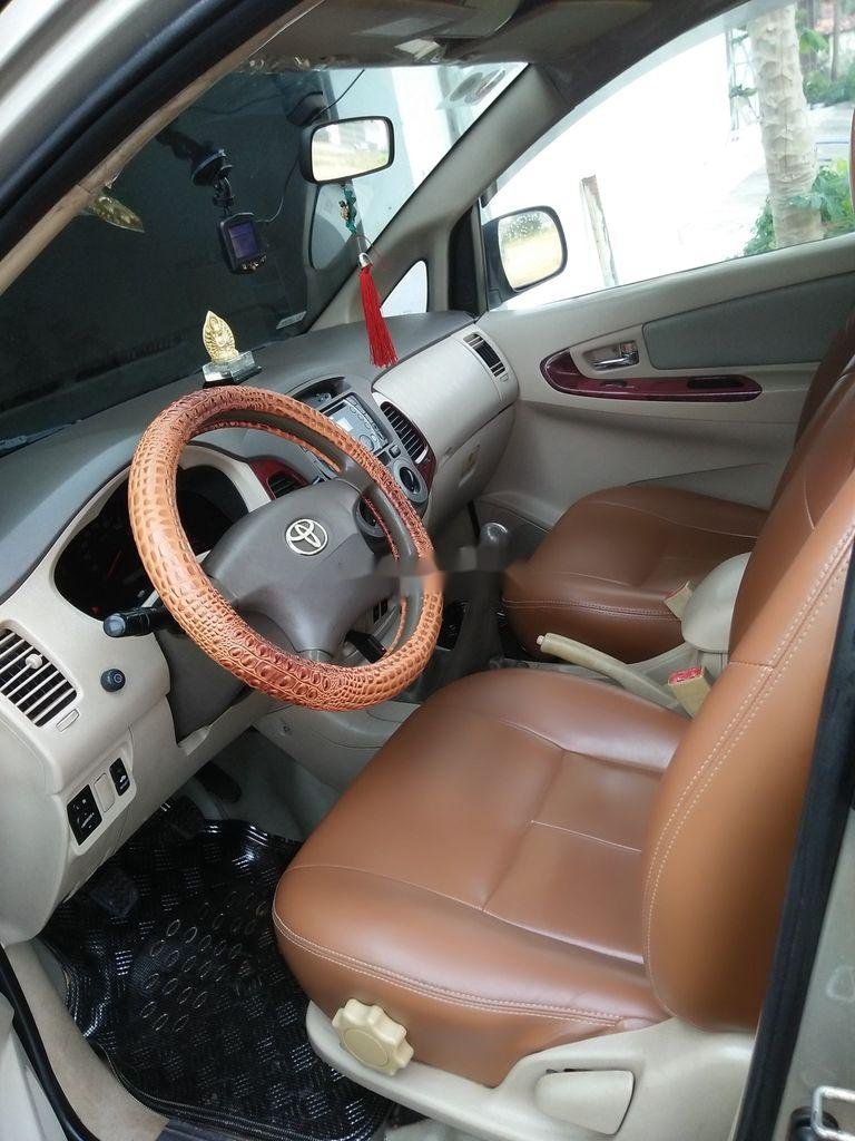 Toyota Innova   2010 - Cần bán lại Toyota Innova đời 2010, màu bạc, xe nhập