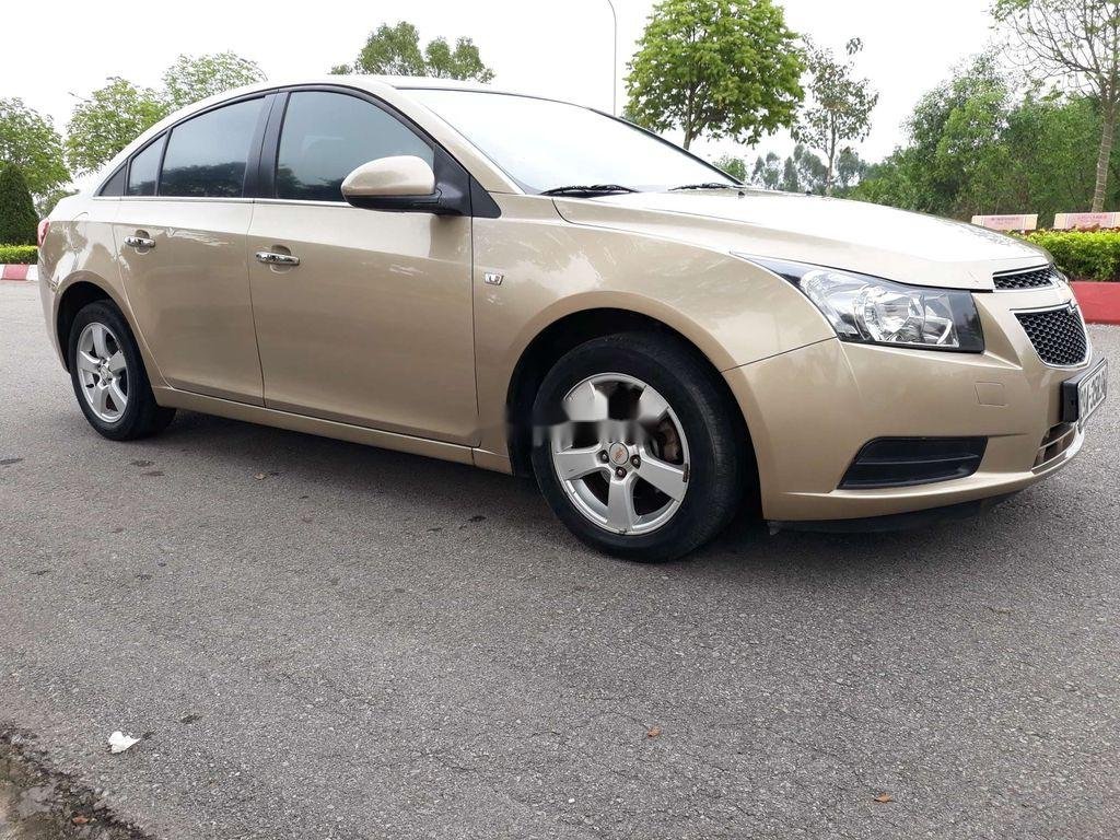 Chevrolet Cruze 2011 - Cần bán lại xe Chevrolet Cruze sản xuất năm 2011, màu vàng cát