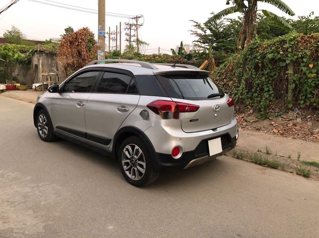 Hyundai i20 Active   2015 - Bán Hyundai i20 Active 2015, màu bạc, số tự động 