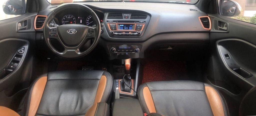 Hyundai i20 Active   2015 - Bán Hyundai i20 Active 2015, màu bạc, số tự động 