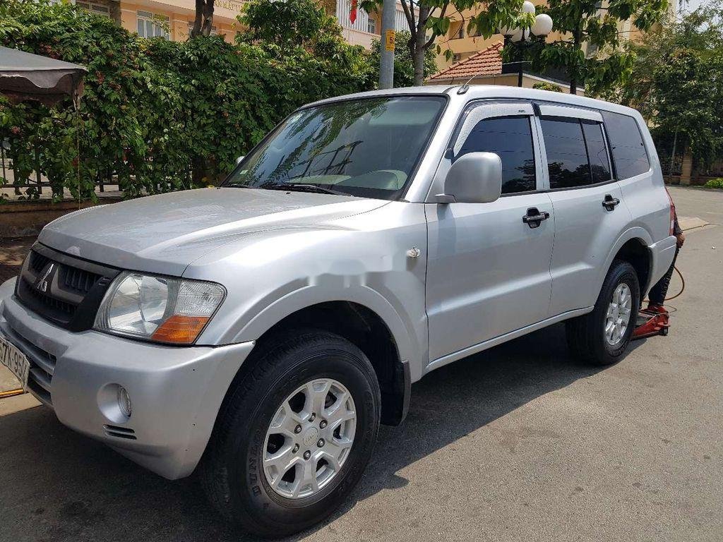 Mitsubishi Pajero     2006 - Bán Mitsubishi Pajero đời 2006, màu bạc, nhập khẩu nguyên chiếc số sàn, giá tốt