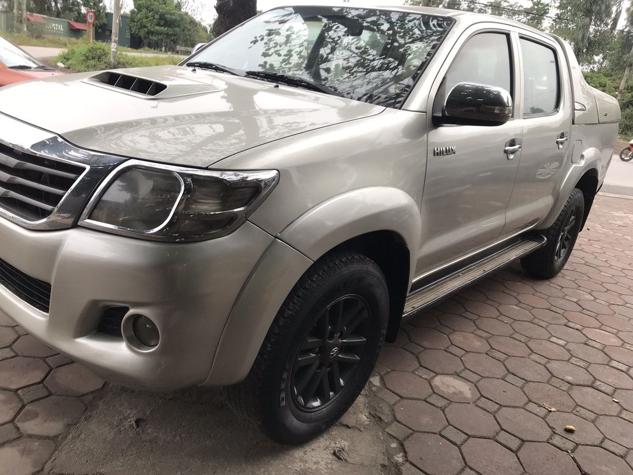 Toyota Hilux 2013 - Bán Toyota Hilux đời 2013, màu bạc, xe cá nhân