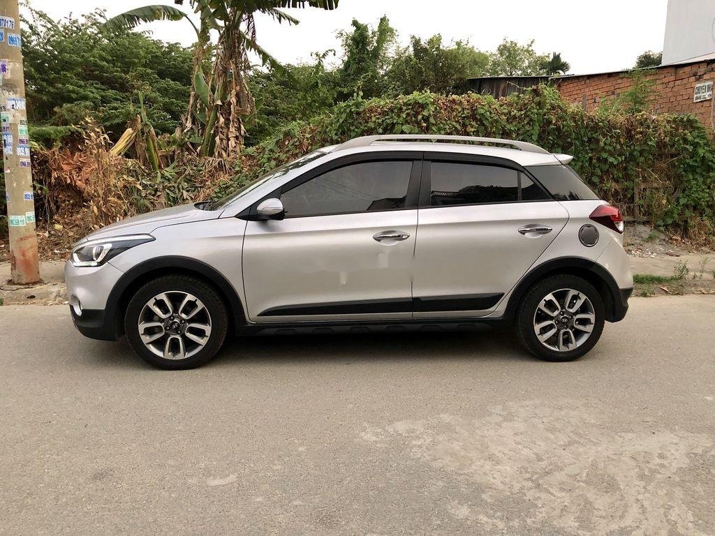 Hyundai i20 Active   2015 - Bán Hyundai i20 Active 2015, màu bạc, số tự động 