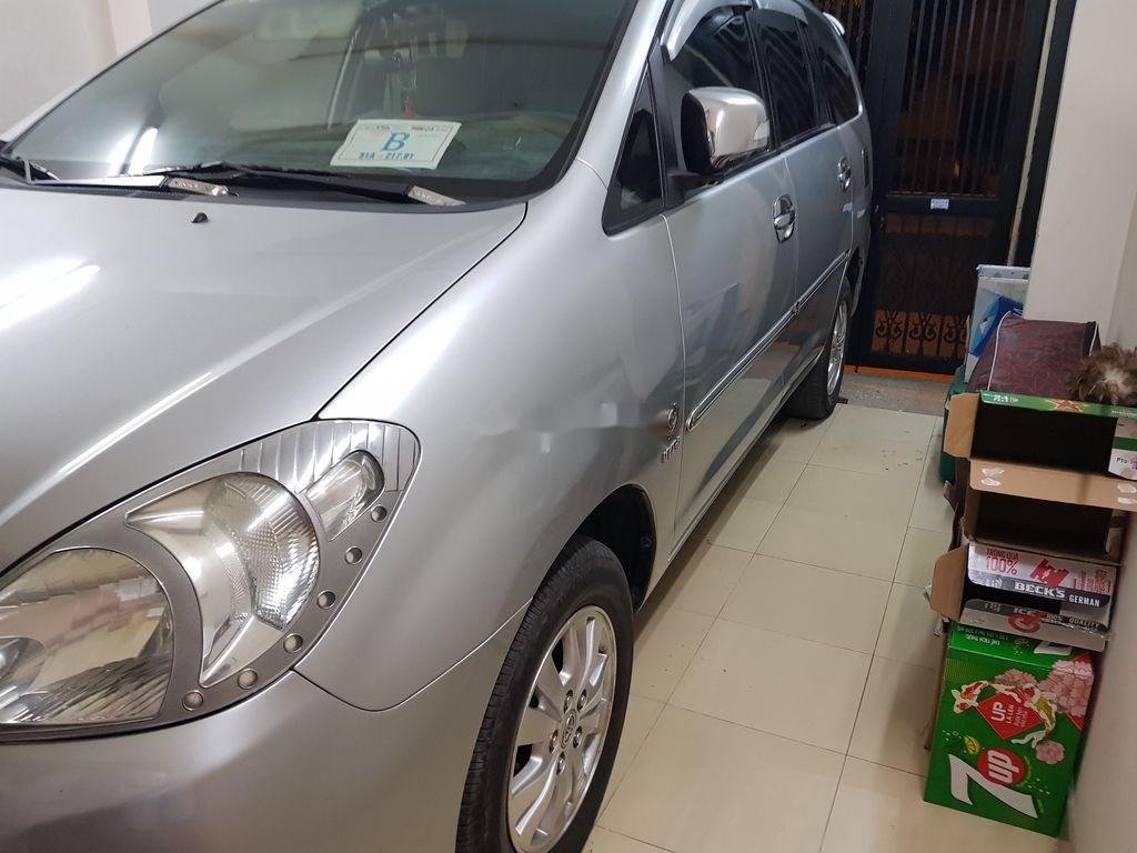 Toyota Innova 2011 - Bán Toyota Innova V sản xuất năm 2011, màu bạc số tự động