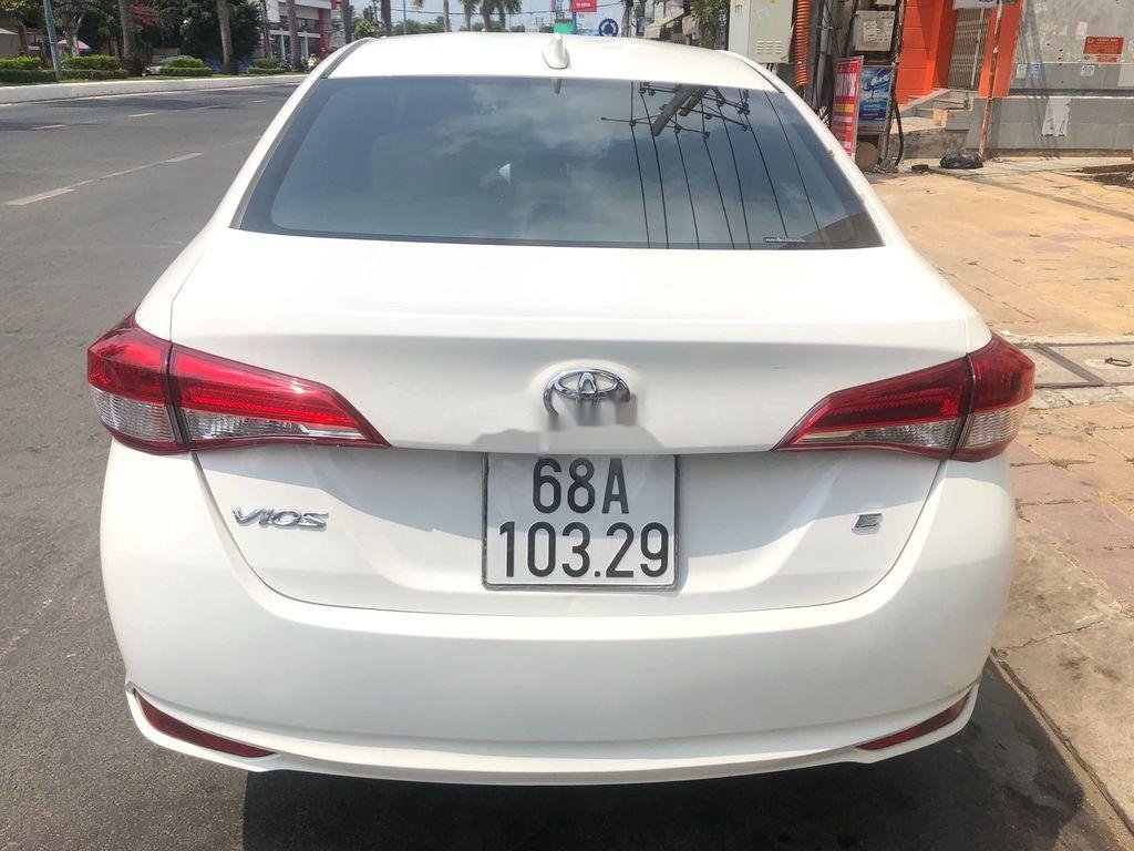 Toyota Vios E 2018 - Cần bán gấp Toyota Vios E 2018, màu trắng xe gia đình giá cạnh tranh