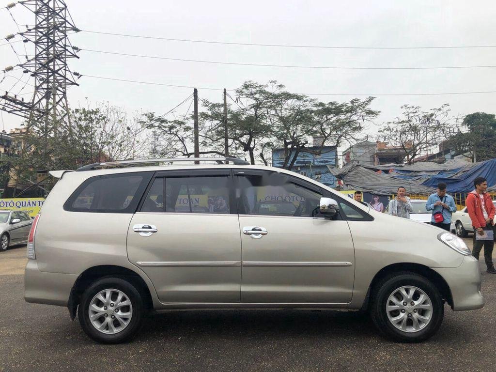 Toyota Innova    2007 - Bán Toyota Innova sản xuất năm 2007, màu bạc xe gia đình, giá chỉ 280 triệu