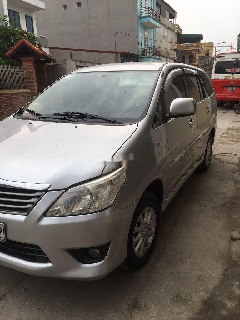 Toyota Innova   2013 - Bán Toyota Innova năm sản xuất 2013, màu bạc còn mới, 428 triệu