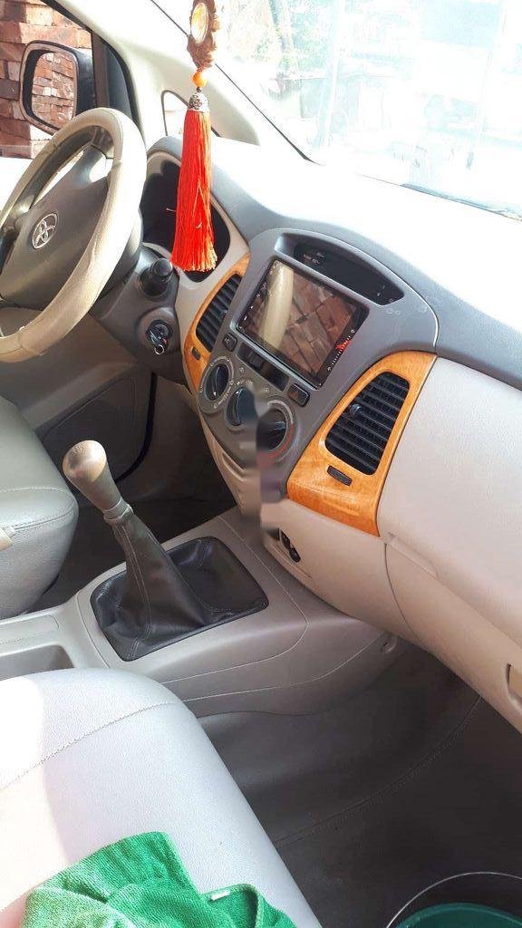 Toyota Innova   2011 - Bán Toyota Innova sản xuất năm 2011, màu bạc chính chủ