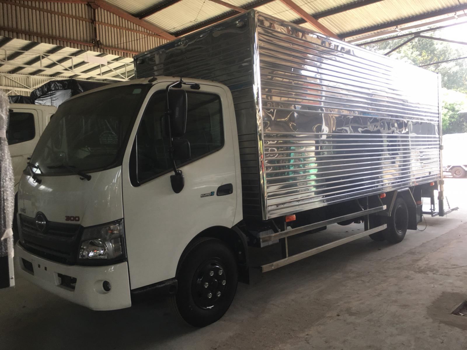 Hino 500 Series 2020 - Xe tải Hino 3.5T thùng kín bửng nâng 5m2