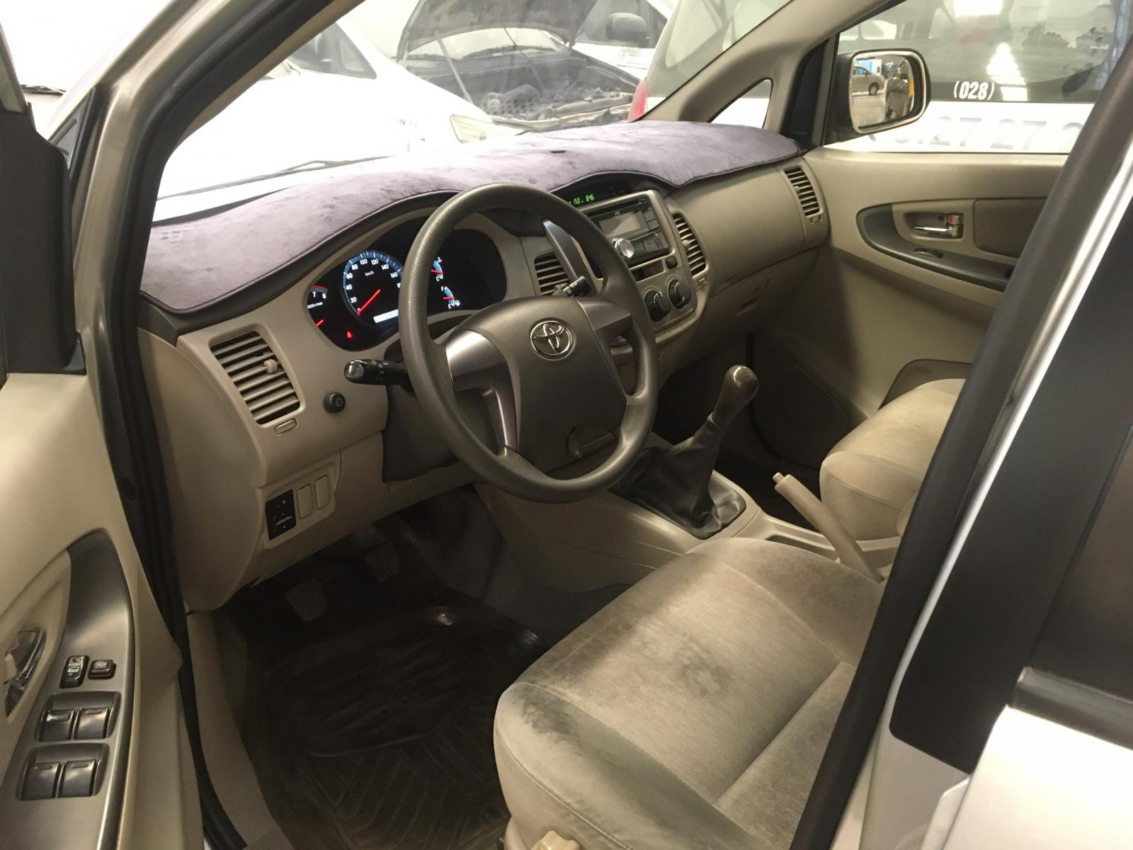 Toyota Innova E 2015 - Xe Toyota Innova E đời 2015, màu bạc giá cạnh tranh